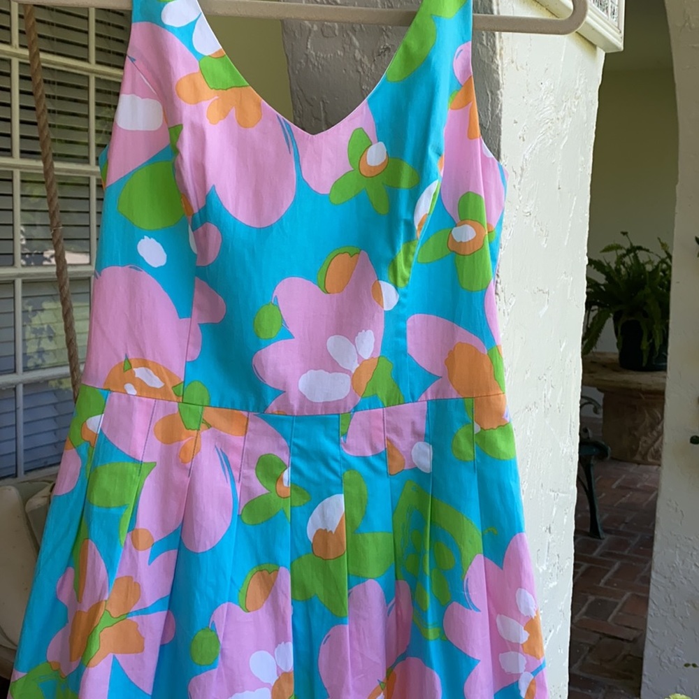 NWOT-Lilly Pulitzer Dress.-NWOT-size-2 worn 1 time. Fabulous fabric - Picture 10 of 15
